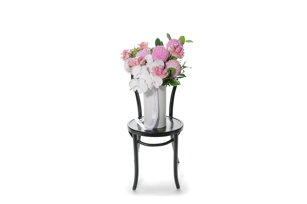 Kate Hill Flowers – large soft-pink ceramic vase arrangement with roses, chrysanthemums, orchids and rich greenery.