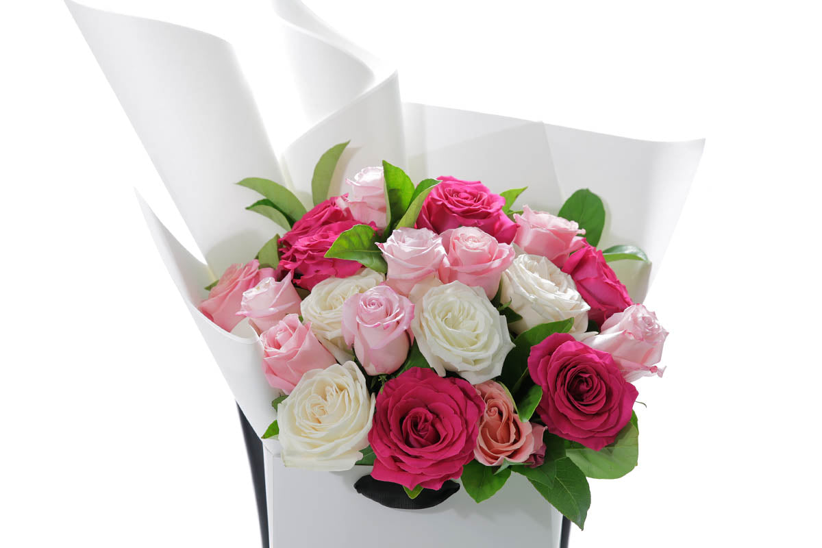 Close-up of HALEY large bouquet with mixed-colour classic roses