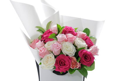 Close-up of HALEY large bouquet with mixed-colour classic roses