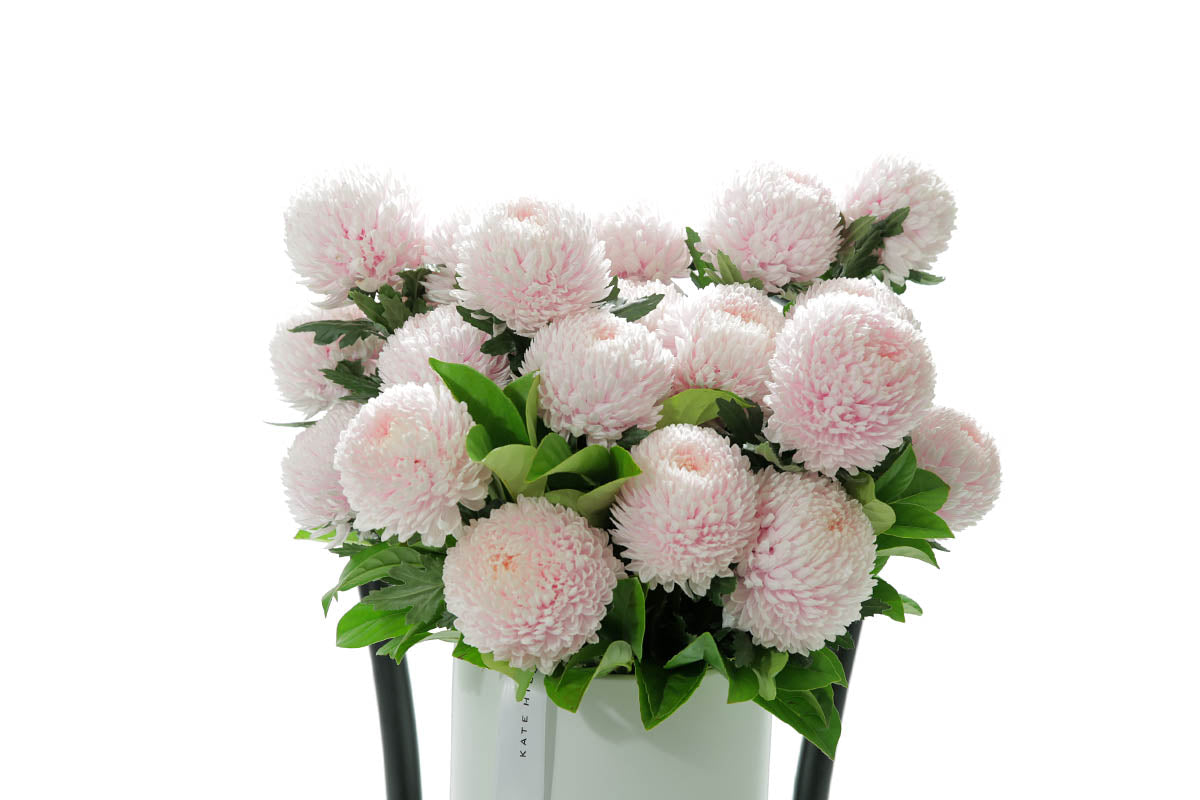 Close-up of VIVIENNE ceramic design with soft pink disbuds